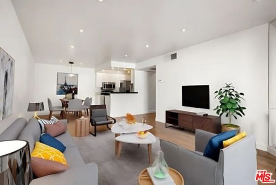 8530 Holloway Dr #207