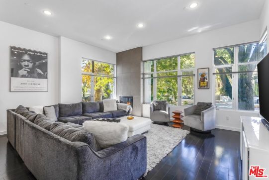 900 N West Knoll Dr #3